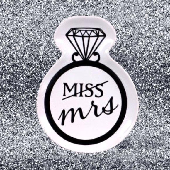 “MRS” RING SHAPED TRINKET TRAY NWT - Picture 4 of 4